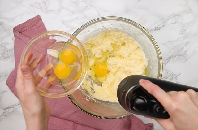 Los huevos se mezclan con la masa del pastel.